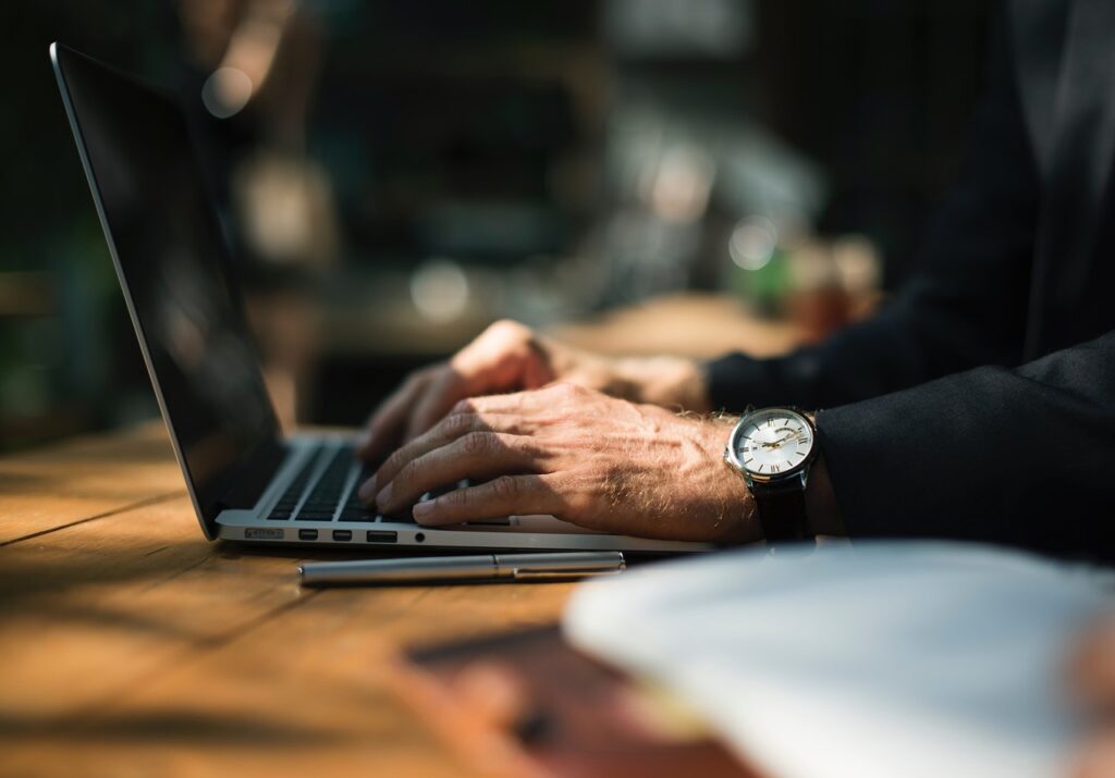 man bezig op laptop